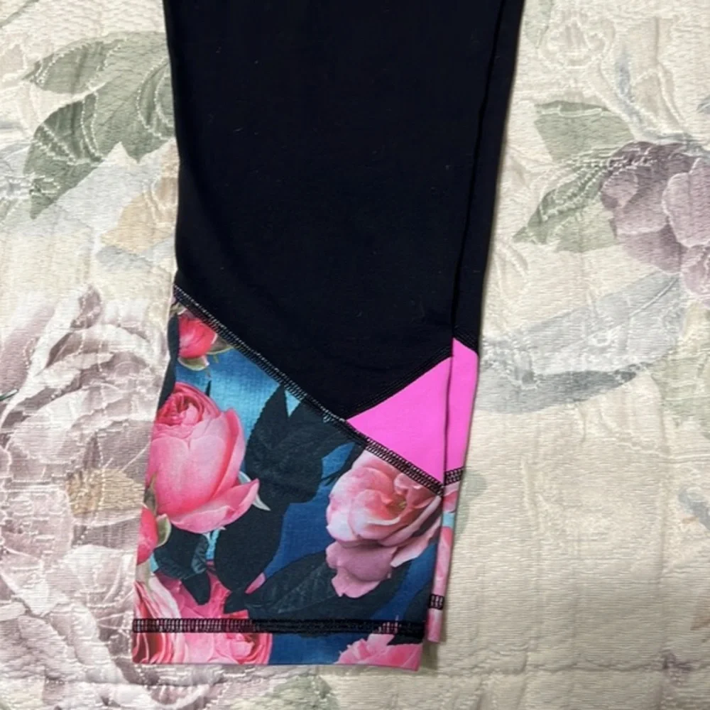 LULULEMON Capri black & floral leggings Size 6